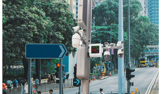 交通道路聲環境監測典型案例: 貴港市街道交通噪聲在線(xiàn)監測系統、全天候自動超标變色預警監測、助力解決噪聲擾民問題，創建智慧城市發展